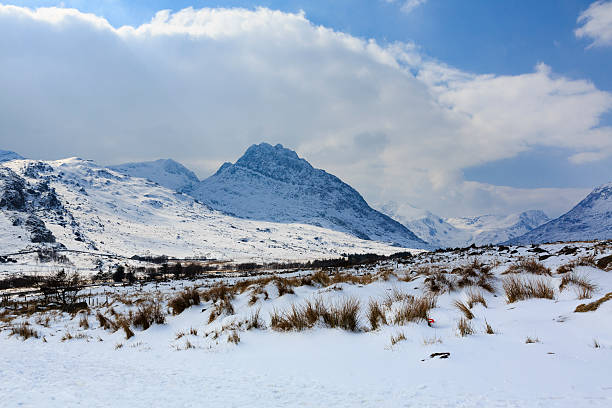 Snowdona Wales in winter snow Ogwen Valley with snow in Snowdonia National Park, Ogwen, Conwy, North Wales, United Kingdom, Great Britain, Europe. climate in conway stock pictures, royalty-free photos & images